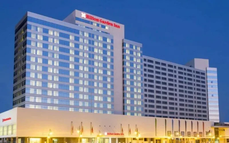 Hilton va-t-il licencier ses employés marocains ?