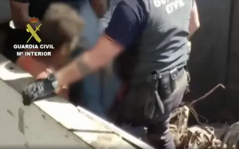 Cinq Marocains se cachent dans un camion de déchets pour rejoindre l'Espagne (Vidéo)