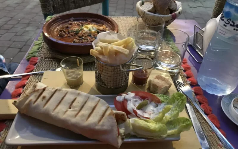 Déjà des cas de contamination dans des fast-foods à Tanger 