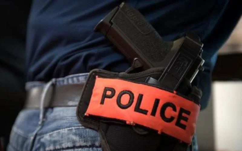 Un policier sort son arme pour interpeller deux individus à Tanger
