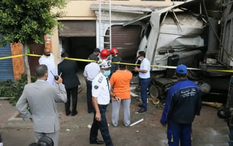Un camion citerne finit sa course dans une station-service