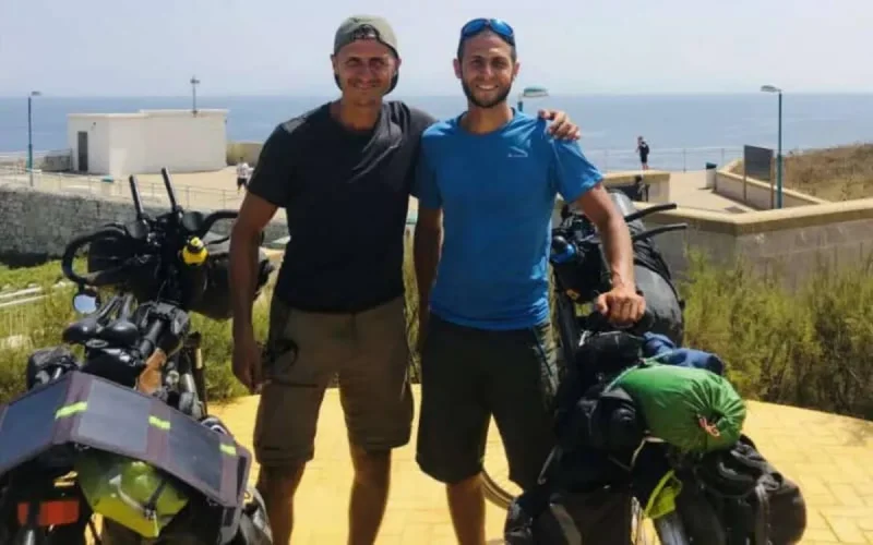 Le beau geste de deux voyageurs à vélo envers les enfants marocains