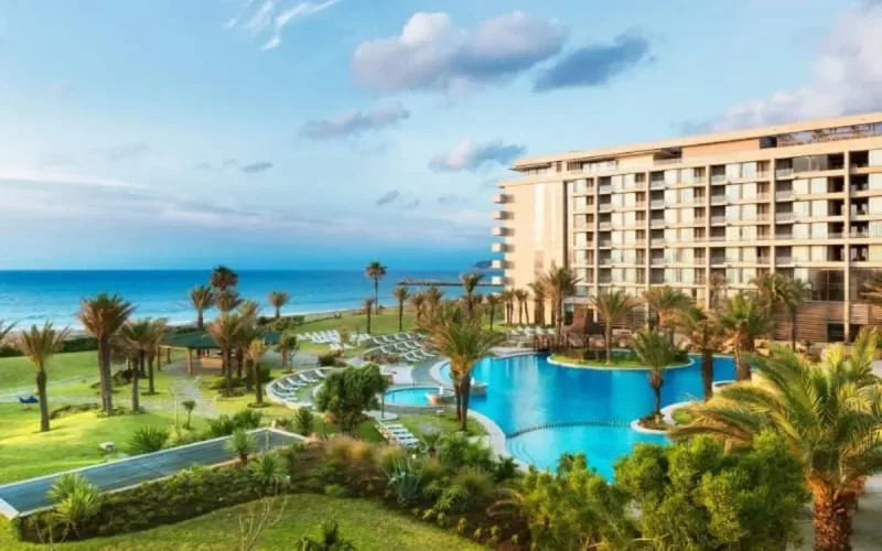 Le casino Movenpick de Tanger devant la justice pour avoir licencié 45 employés étrangers