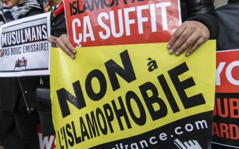 Amnesty International dénonce « la stigmatisation des musulmans » en France