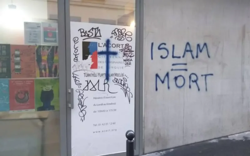"Islam = Mort ", tagué sur le mur d'une association à Paris