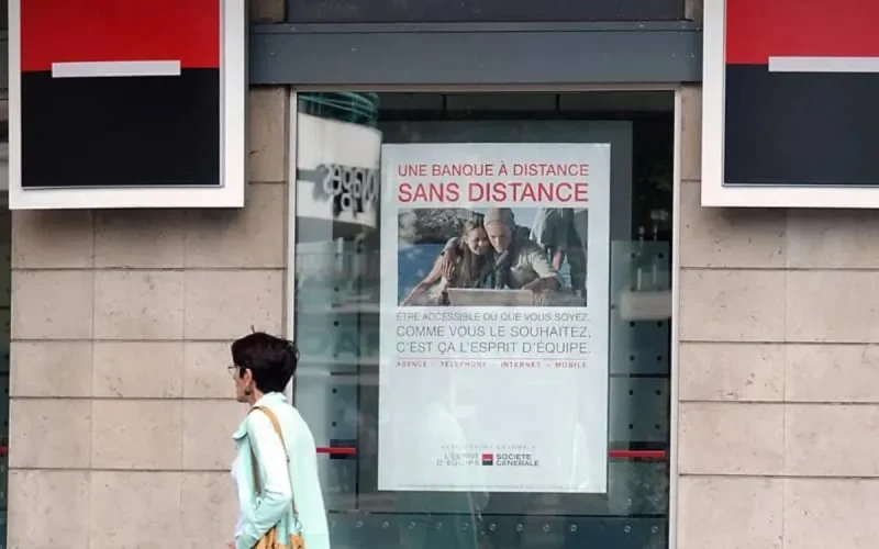 Société Générale oblige une femme à retirer son voile