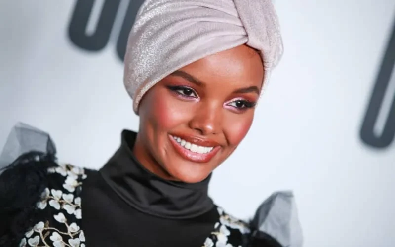 Halima Aden, première mannequin afro-américaine voilée renonce aux défilés de mode 
