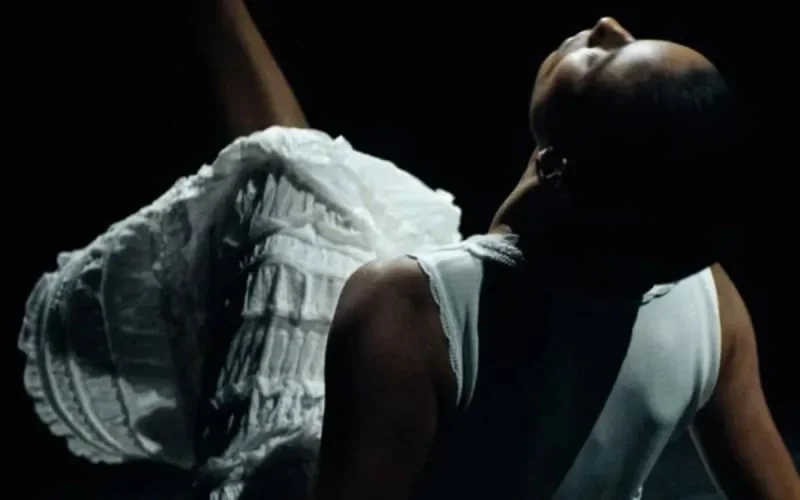 La belle performance de l'ex-danseuse de Beyonce, Hajiba Fahmy, à Paris (Vidéo)