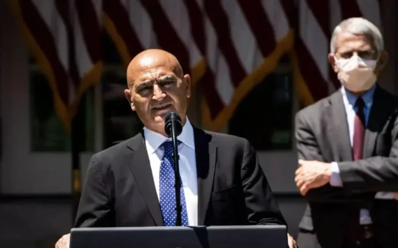 Moncef Slaoui poussé vers la sortie par Joe Biden