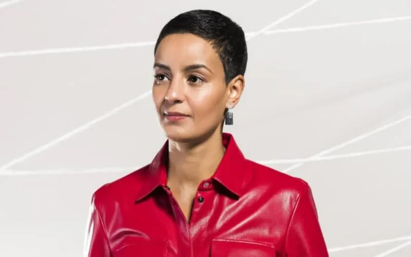 Critiquée, Meryame Kitir se tond elle-même les cheveux (video)