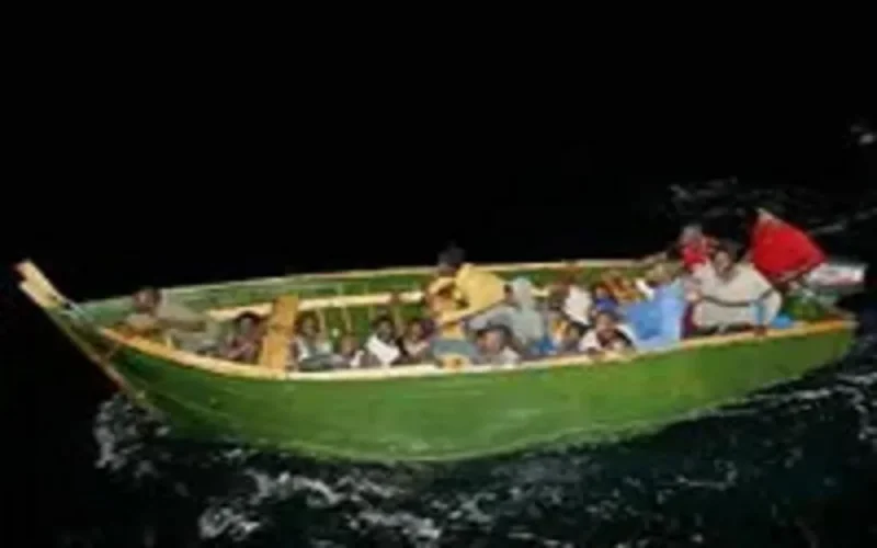 Un passeur jette ses compatriotes à la mer