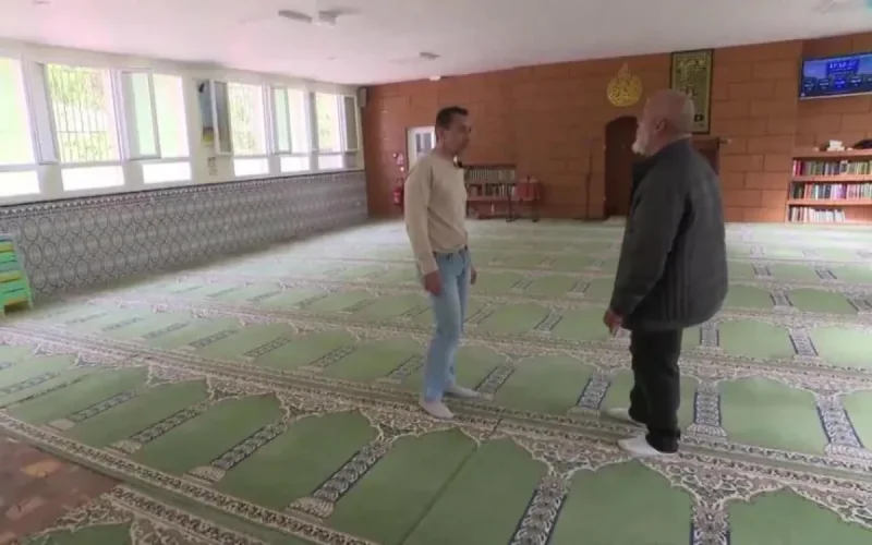 Après une attaque en France, les mosquées protégées par la police