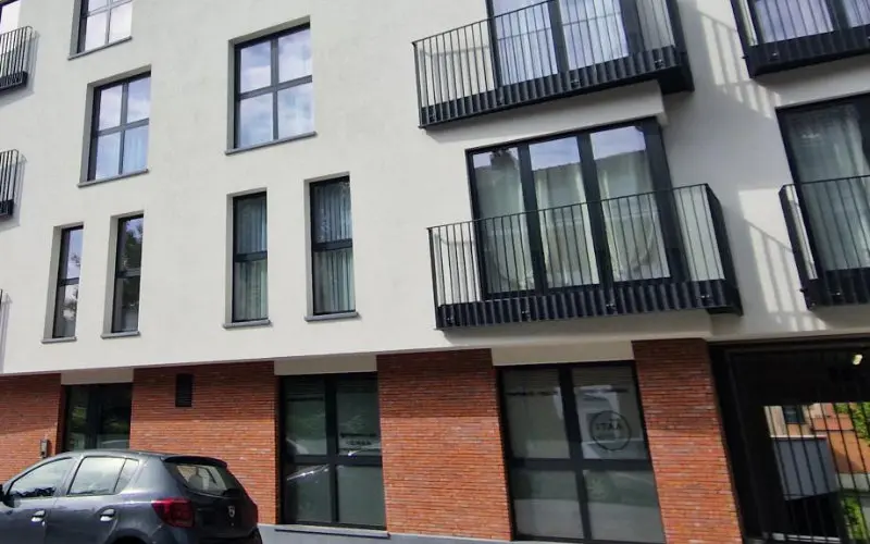 Elle touche des allocations familiales, mais travaille comme avocate au Maroc