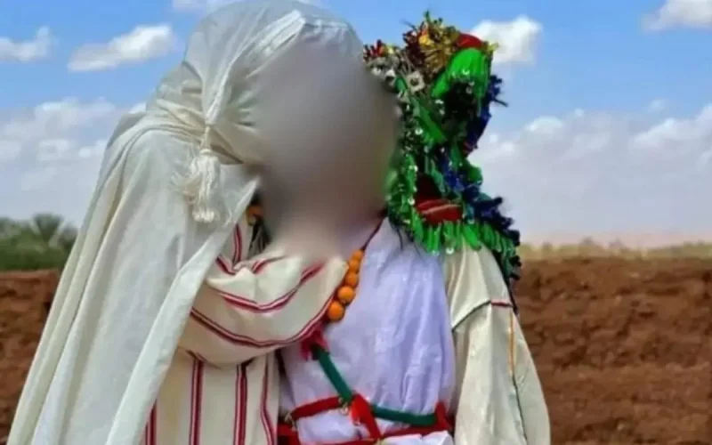 Maroc : une photo d'un baiser en habits amazighs divise