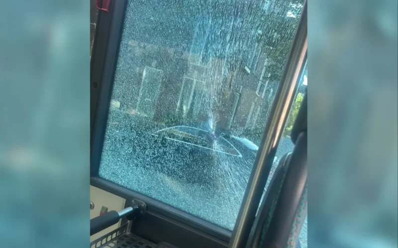 Une balle frôle Hafsa en plein trajet de bus