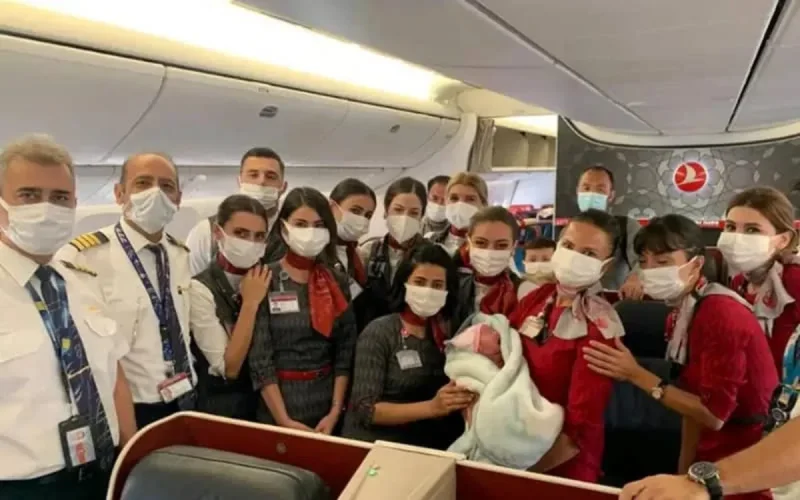 Une Marocaine accouche lors d'un vol Istanbul-Chicago (vidéo)