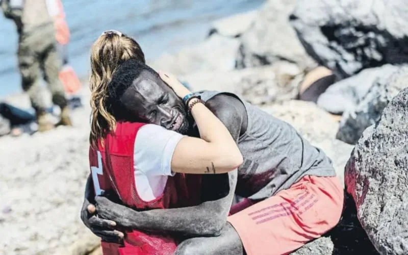 Attaquée pour avoir serré dans ses bras un migrant (vidéo)