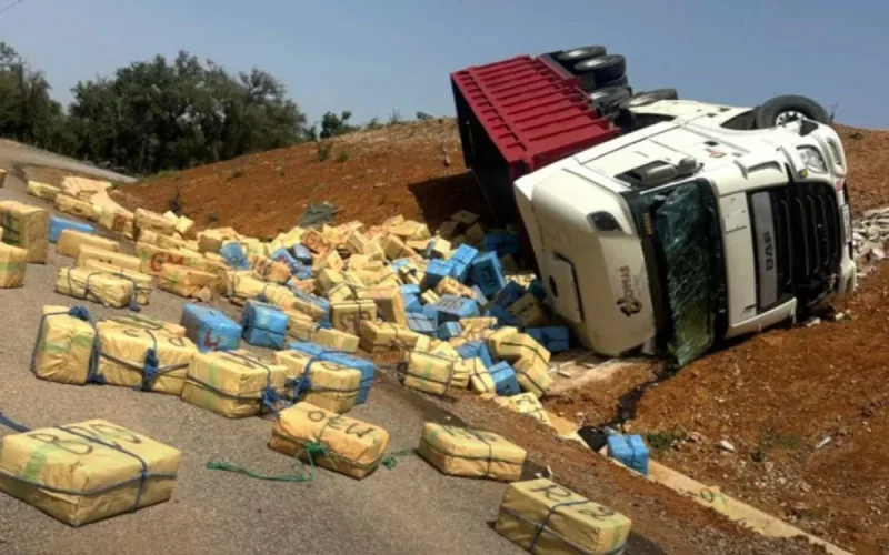 Maroc : un camion se renverse et libère… des ballots de cannabis