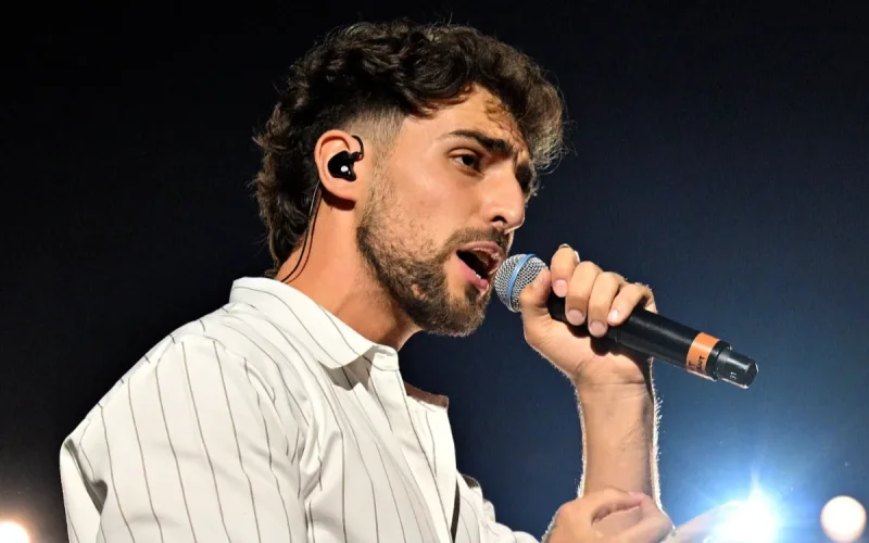 Le chanteur Saint Levant revient au Maroc, la polémique du drapeau aussi