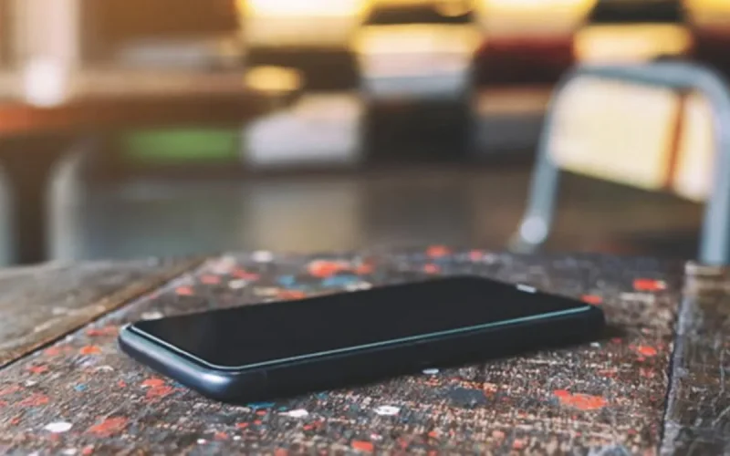 Un député marocain perd son téléphone, un caméraman le ramasse “par erreur”