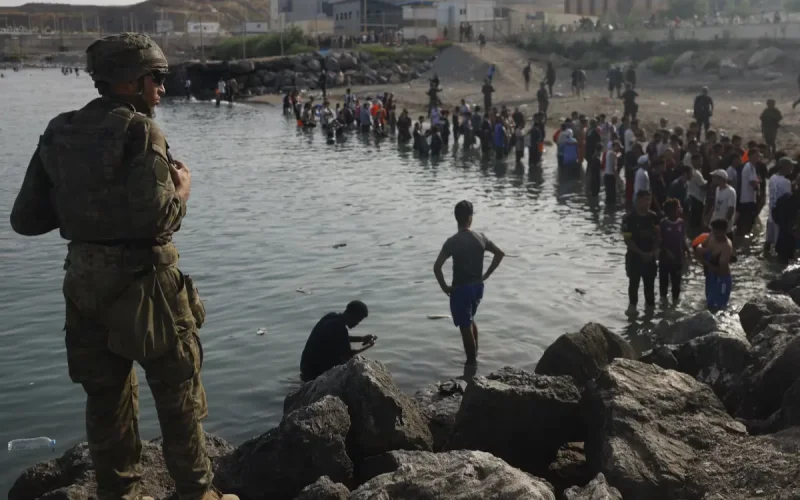 Après avoir rappelé ses militaires, l'Espagne en envoie 150 de plus à Ceuta