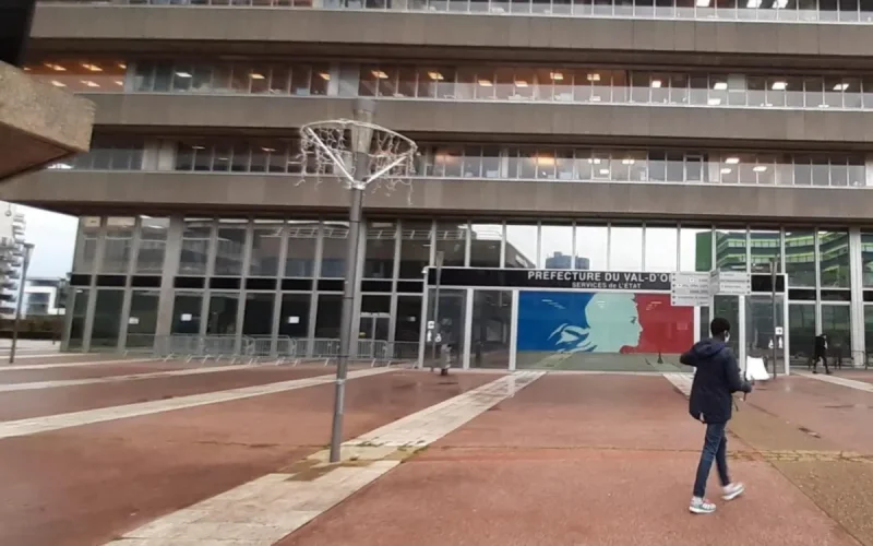 La préfecture de Cergy-Pontoise bloque son titre, cette Marocaine lui impose 100 € par jour de retard