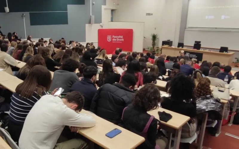 Ce Marocain travaille tout l'été pour payer ses études en France : même 2 000 euros ne suffisent plus