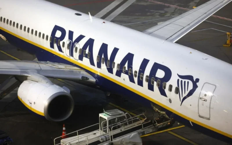 Une passagère tente d'ouvrir la porte sur un vol Manchester-Agadir