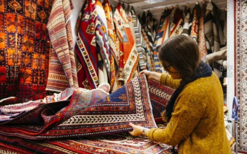 Arnaque à Fès : un tapis vendu à une Américaine pour 850 000 dirhams
