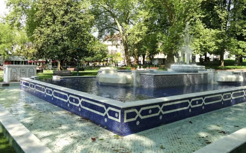 À Aix-les-Bains, une fontaine marocaine restaurée gratuitement par des ouvriers marocains