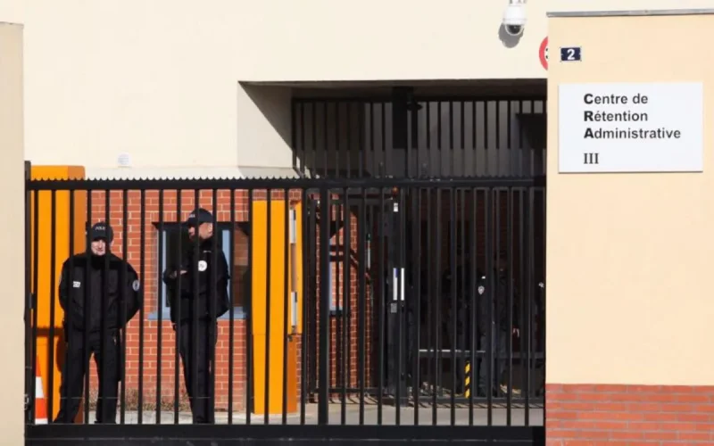 Refoulé à Orly, il découvre qu'il n'est plus Français