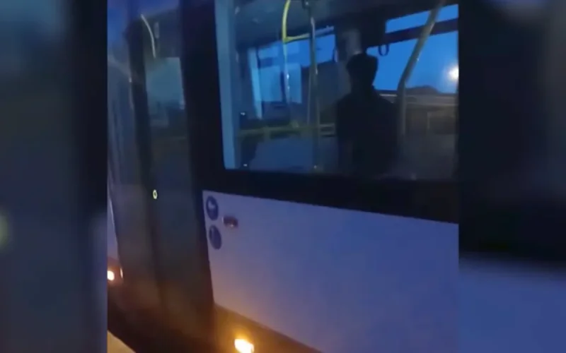 Des images d'un chauffeur priant au travail provoquent une controverse en Belgique