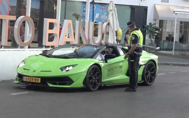 Pays-Bas : un influenceur marocain condamné pour avoir laissé son fils de 6 ans conduire une Lamborghini