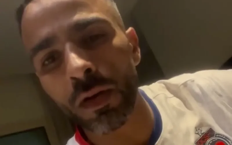 Un joueur algérien d'un club marocain retire le drapeau du Royaume de sa tunique