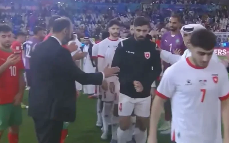 Finale de la Coupe Arabe : des joueurs jordaniens ignorent la main de Tarik Sektioui