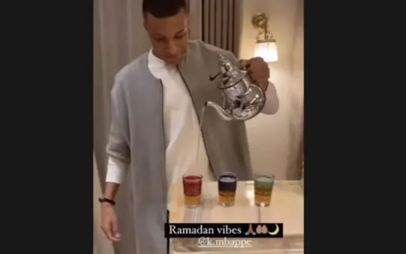 Kylian Mbappe excellent dans le service du thé à la marocaine 