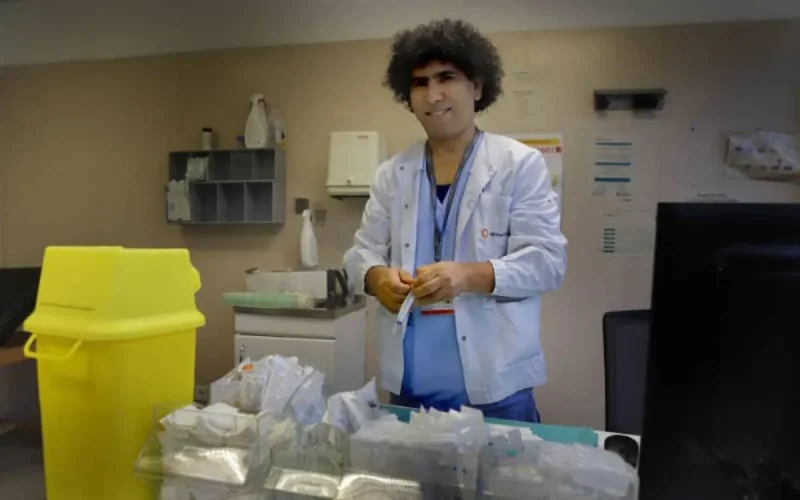 Lahcen, hier sans-papiers, aujourd'hui infirmier en Espagne