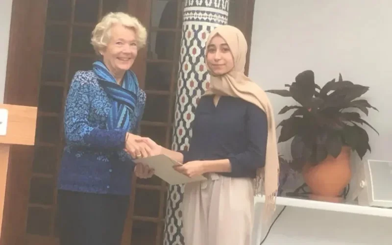 Une journaliste franco-marocaine conteste l'interdiction du hijab sur la carte de presse en France