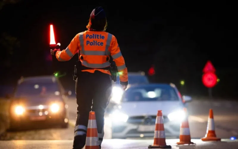 Ils bloquent la route pour un mariage, la police leur retire leur permis