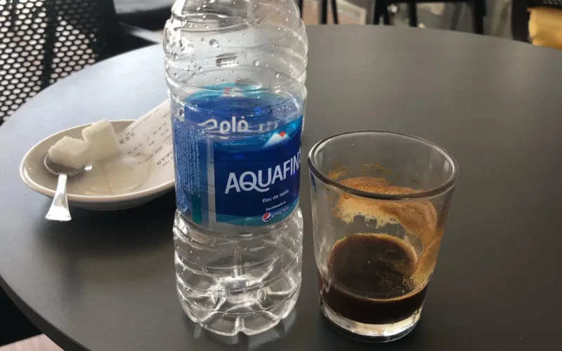 Au Maroc, le verre d'eau gratuit avec le café est en train de disparaître
