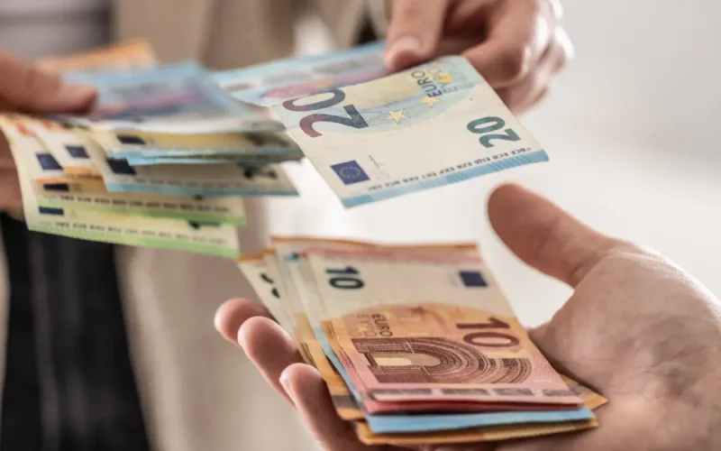 Les MRE sont au Maroc, mais leurs euros arrivent moins dans les bureaux de change