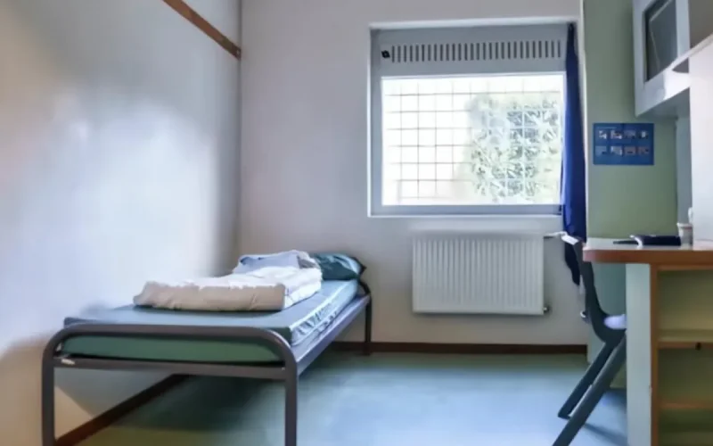 Sa famille part au Maroc en vacances : la prison lui interdit de l'appeler pendant près d'un mois