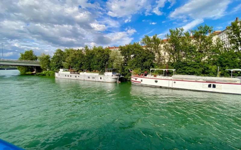 Un Marocain entre dans une péniche pour dormir, sa cigarette mobilise 30 pompiers à Lyon