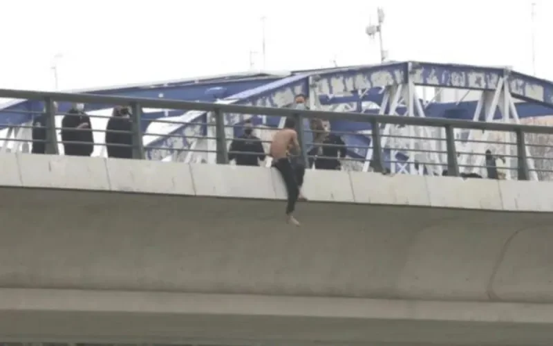 Désespéré, un Marocain a tenté de se jeter d'un pont en Espagne