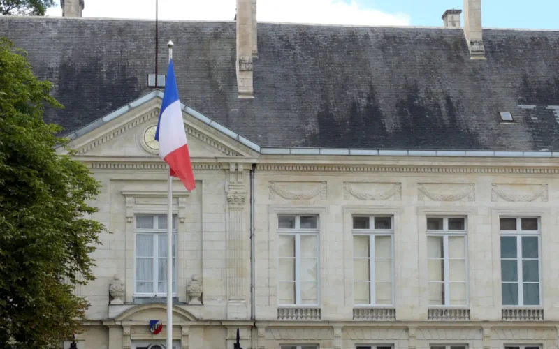 Sa carte de dix ans est accordée, la préfecture refuse de la donner avant son voyage au Maroc