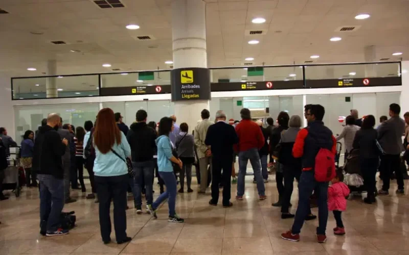 Pour partir au Maroc, ils n'hésitent pas à laisser leur enfant à l'aéroport de Barcelone