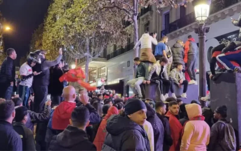 Liesse populaire sur les Champs-Élysées après la victoire du Maroc sur l'Espagne 