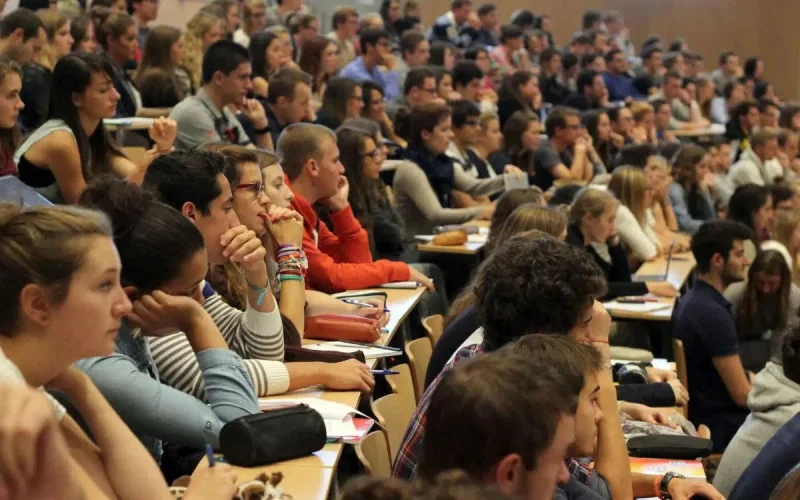 France : le coût des démarches pour les étrangers va exploser en 2026