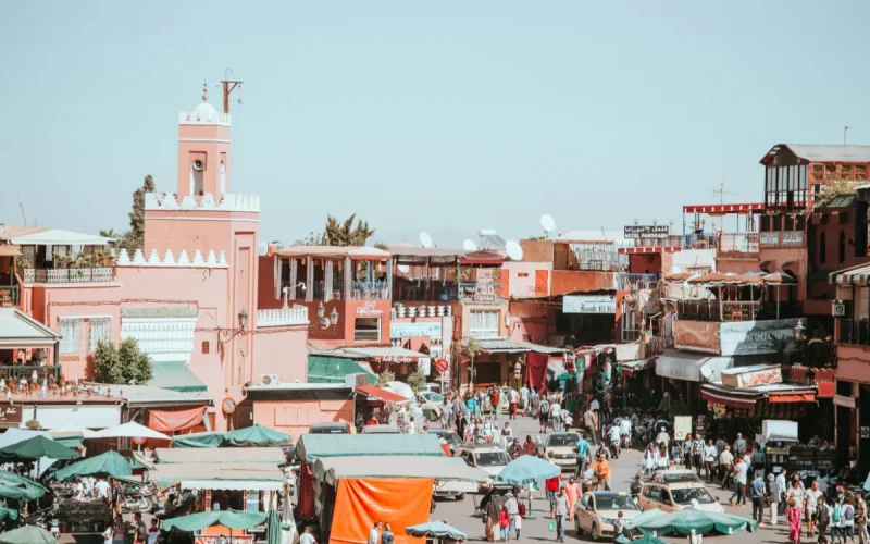 Marrakech fait la chasse aux faux gardiens de parking