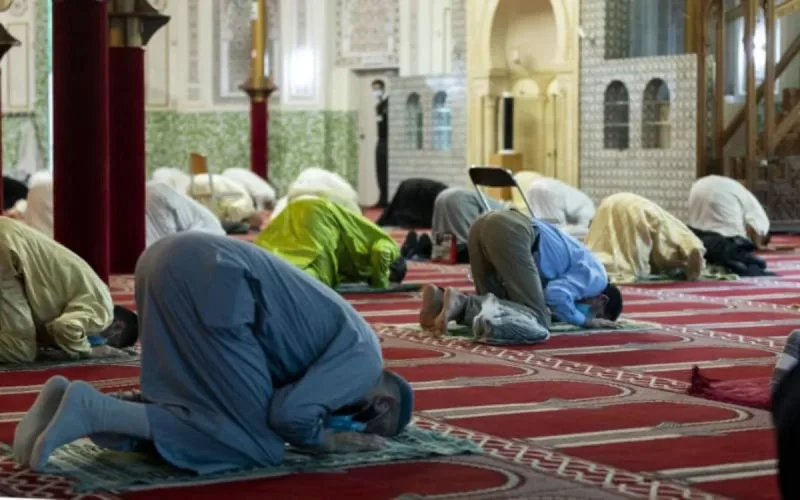Le port du masque à nouveau obligatoire dans les mosquées belges